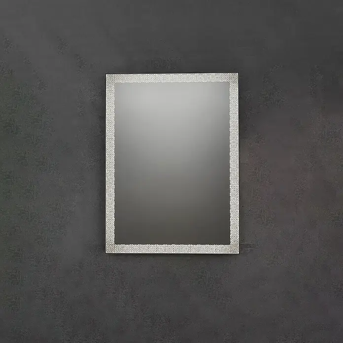 Espejo con luz Alhambra - 60 x 80 cm, Acero - Espejo rectangular con marco plateado ornamentado, colgado en una pared oscura y texturizada.