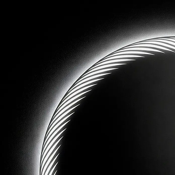Espejo con luz Spira - Diámetro: 60 cm, Blanco neutro - Espejo circular negro moderno con borde retroiluminado texturizado y líneas de luz blancas paralelas.