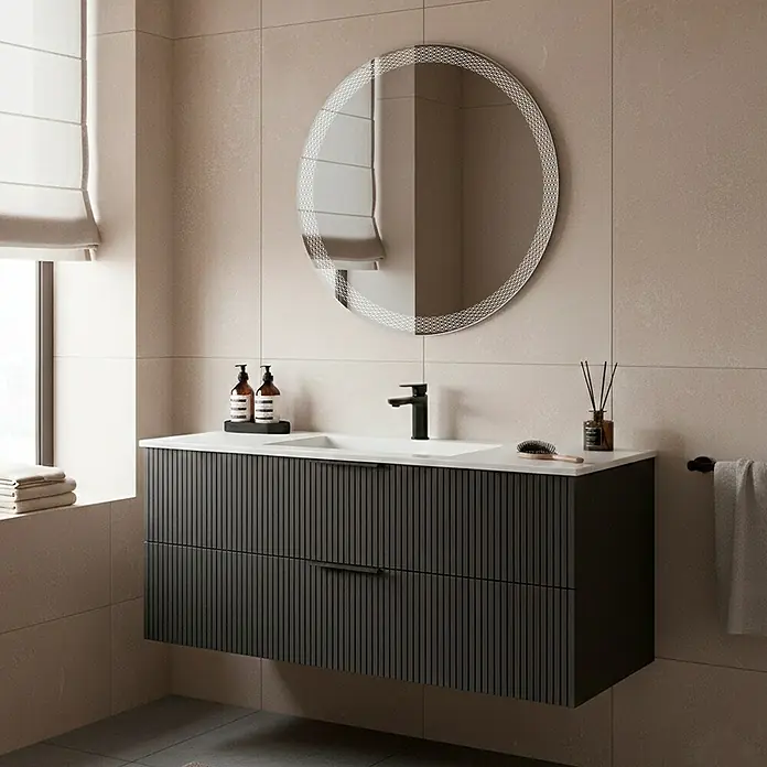 Espejo con luz Netz - Diámetro: 80 cm, Blanco neutro - Moderno mueble de baño estriado oscuro con lavabo blanco, grifo negro y espejo redondo decorativo en un baño con azulejos.