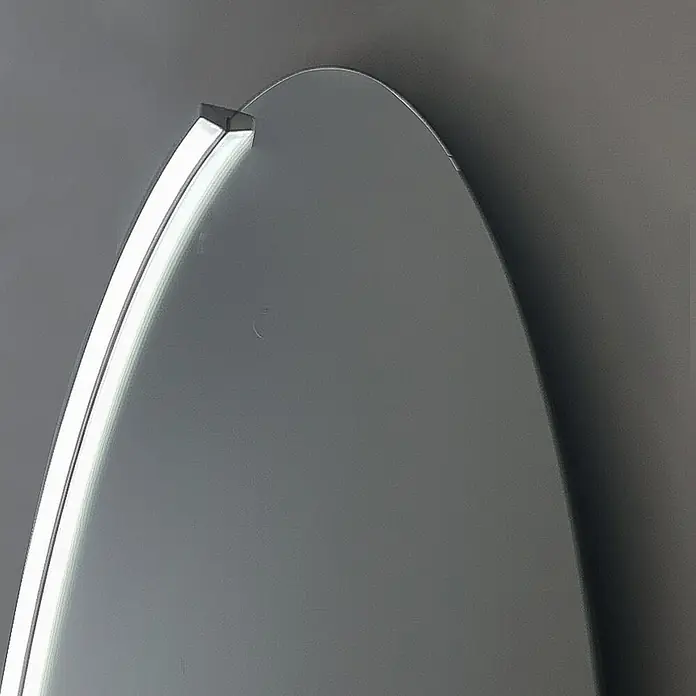 Espejo con luz Halo - Diámetro: 80 cm, Acero - Panel gris curvo con una tira de luz LED blanca a lo largo de su borde.