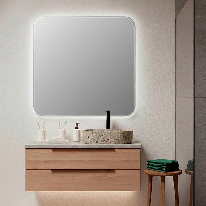 Espejo con luz Salma - 80 x 100 cm, Vidrio, Iluminación LED perimetral mural - Espejo retroiluminado y moderno mueble de baño flotante de madera con encimera de mármol y lavabo de terrazo.