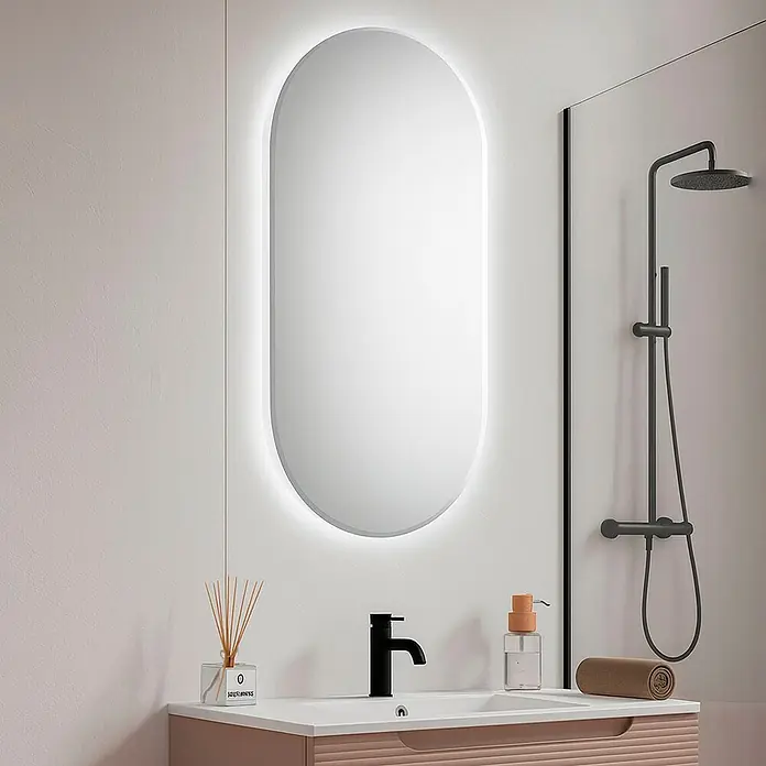 Espejo con luz Salma - 45 x 90 cm, Vidrio - Espejo ovalado con retroiluminación LED en un baño moderno sobre un lavabo.