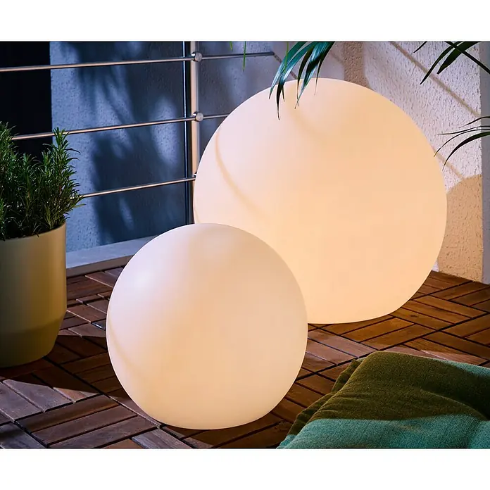 New Garden Solar-Dekoleuchte Buly - Durchmesser: 30 cm, IP65 - Zwei leuchtende kugelförmige Außenlampen auf einem Holzdeck.