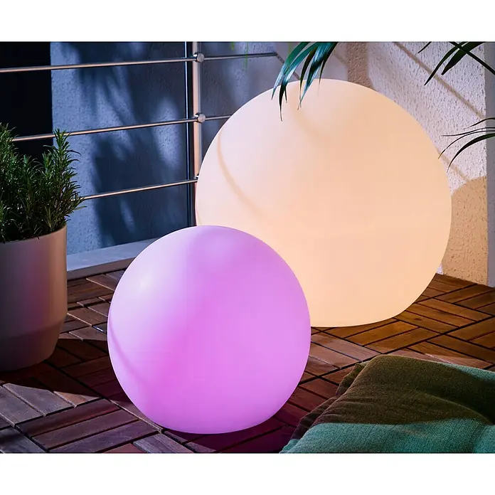 New Garden Solar-Dekoleuchte Buly - Durchmesser: 30 cm, IP65 - Zwei beleuchtete Kugellampen, eine weiß, eine lila, schaffen stimmungsvolles Licht auf einem Balkon.