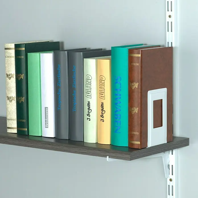 Element System Bücherstütze12 x 13 cm, Weiß, 1 Stk. - Bücherregal mit einer Reihe von Büchern verschiedener Farben und Größen, gestapelt und mit Buchstützen befestigt.