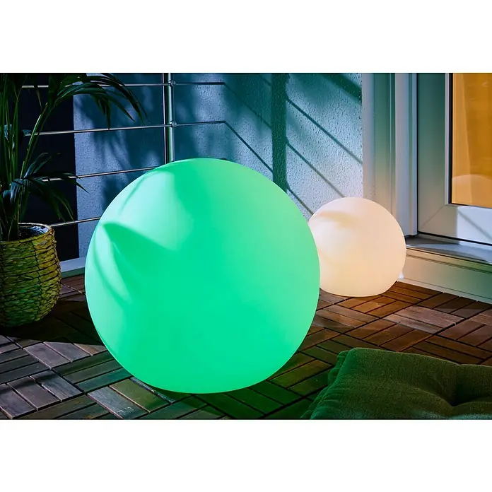 New Garden Solar-Dekoleuchte Buly - Durchmesser: 50 cm, IP65 - Zwei leuchtende kugelförmige Außenlampen, eine grün und eine cremefarben, beleuchten einen Balkonbereich.