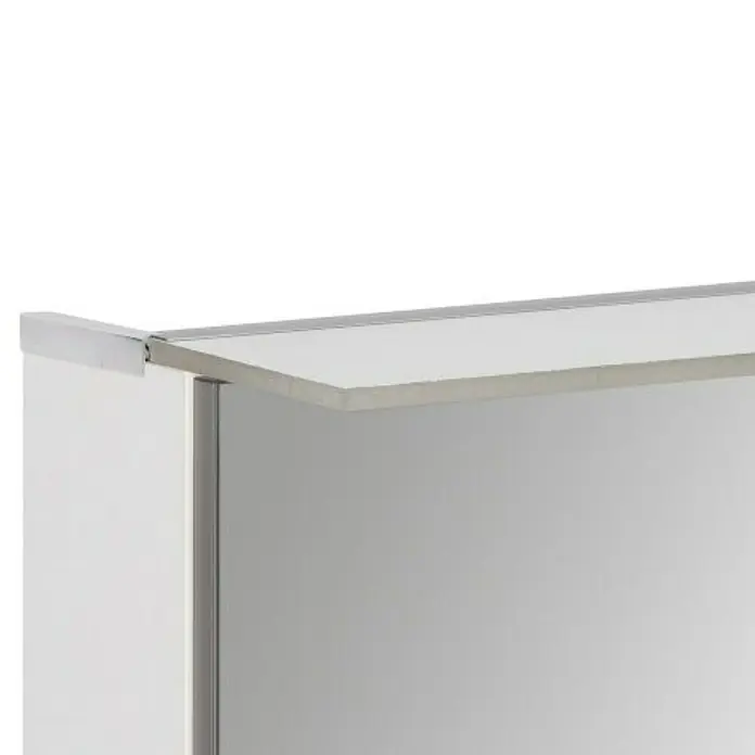 Fackelmann B.perfekt Badmöbel-Set - Gesamtbreite Badmöbel: 103 cm, Weiß, Hochglänzend, Komplettset aus Waschtischunterschrank, Waschtisch und Spiegelschrank - Ecke eines weißen Schranks mit oberer Ablage, silbernem Rand und reflektierender Frontplatte.