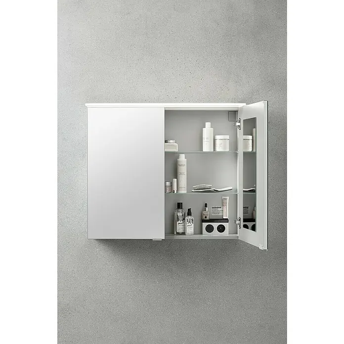 Fackelmann B.perfekt Badmöbel-Set - Gesamtbreite Badmöbel: 82 cm, Braun Hell, Matt, Komplettset aus Waschtischunterschrank, Waschtisch und Spiegelschrank - Weißer Spiegelschrank mit geöffneter Spiegeltür, der Glasablagen mit verschiedenen Pflegeprodukten zeigt.