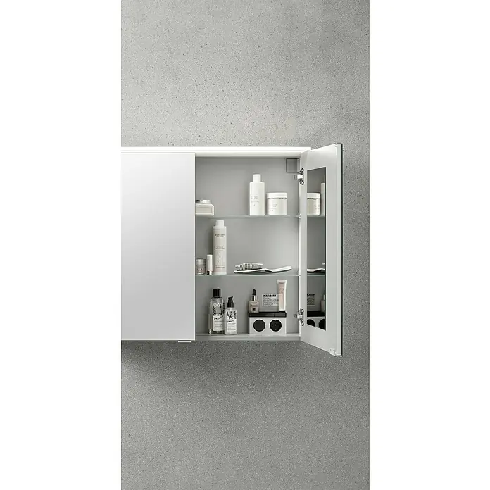 Fackelmann B.perfekt Badmöbel-Set - Gesamtbreite Badmöbel: 103 cm, Weiß, Hochglänzend, Komplettset aus Waschtischunterschrank, Waschtisch und Spiegelschrank - Weißer Spiegelschrank mit Glasböden, der diverse Pflegeprodukte zeigt. Die rechte Spiegeltür steht leicht offen.