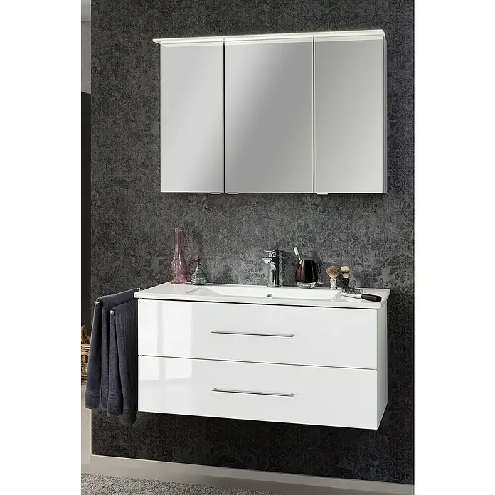 Fackelmann B.perfekt Badmöbel-Set - Gesamtbreite Badmöbel: 103 cm, Weiß, Hochglänzend, Komplettset aus Waschtischunterschrank, Waschtisch und Spiegelschrank - Weißer Hochglanz-Badwaschtisch mit integriertem Waschbecken und einem dreitürigen Spiegelschrank darüber, vor dunkler Mustertapete.