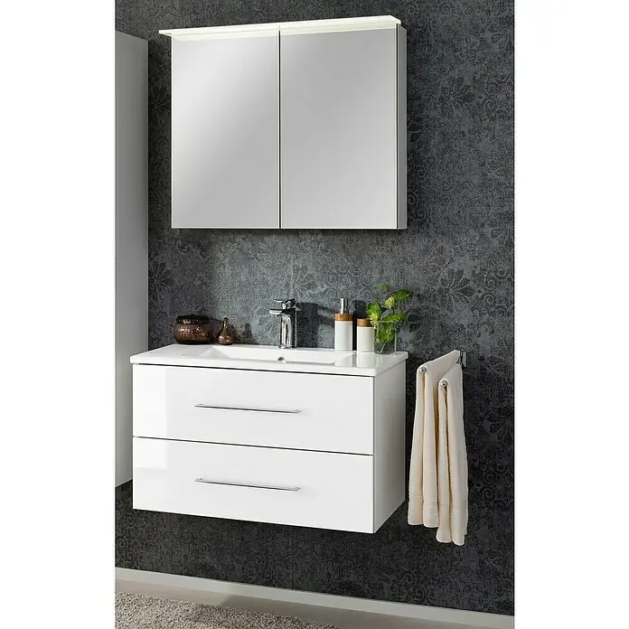 Fackelmann B.perfekt Badmöbel-Set - Gesamtbreite Badmöbel: 82 cm, Weiß, Hochglänzend, Komplettset aus Waschtischunterschrank, Waschtisch und Spiegelschrank - Weißer, glänzender Badunterschrank mit Waschbecken, Chromarmatur und passendem Spiegelschrank mit Beleuchtung. Handtücher hängen seitlich.