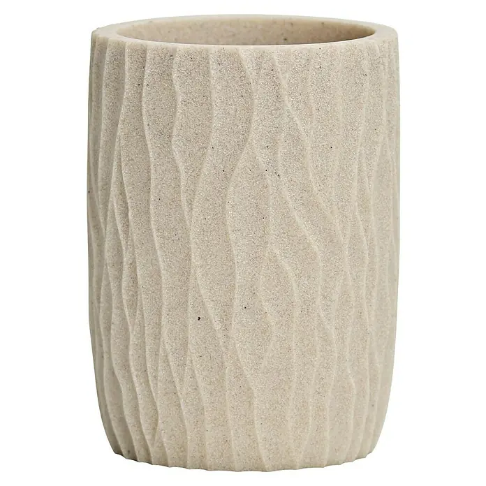 Camargue Zahnputzbecher Sand Waves - Polyresin, Sand - Hellbeiger, sandiger Zylinder-Topf mit gewellten vertikalen Rillen.