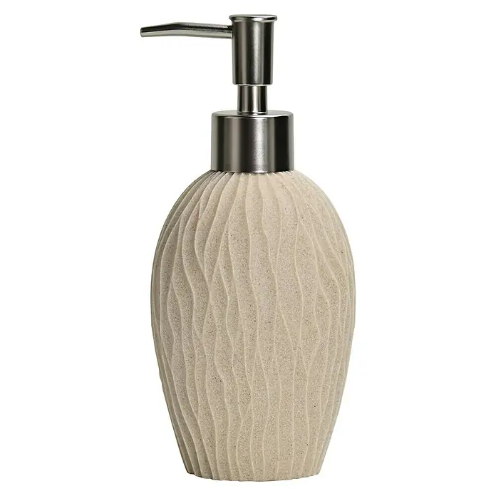 Camargue Seifenspender Sand Waves - Polyresin, Sand - Helles beiges Seifenspender aus Sandsteinoptik mit gewellter Oberfläche und gebürsteter Metallpumpe.