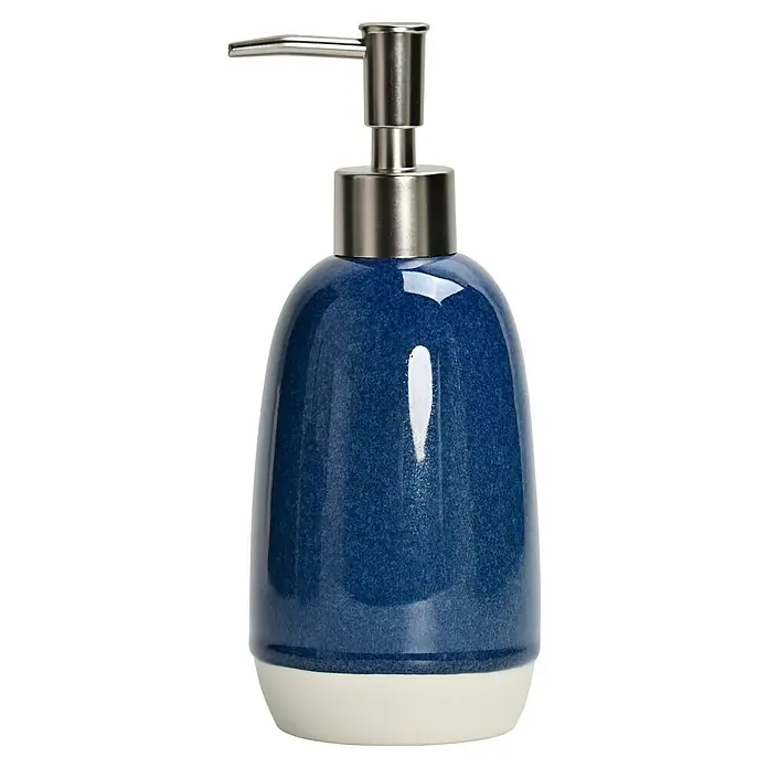 Camargue Seifenspender Maritim - Keramik, Blau/Beige - Blauer und weißer Keramik-Seifenspender mit Metallpumpe.