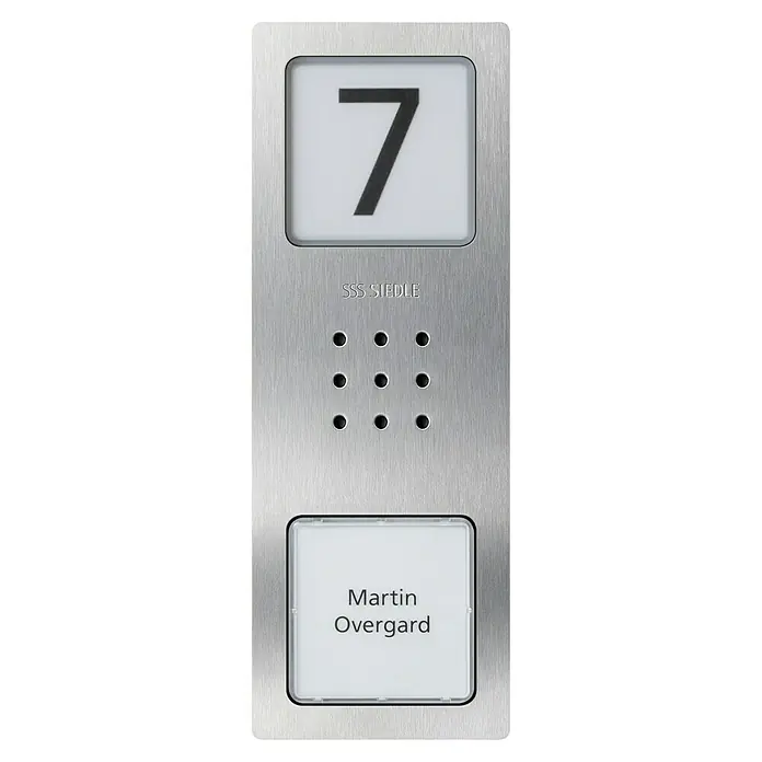Siedle Türsprechanlage Compact SET CA 812-4 E/W - 4 Personen-Haushalt, Weiß, Silber - Gebürstete Edelstahl-Sprechanlage mit digitaler Anzeige '7', Lautsprechergitter und Namensschild 'Martin Overgard'. Marke: SSS SIEDLE.