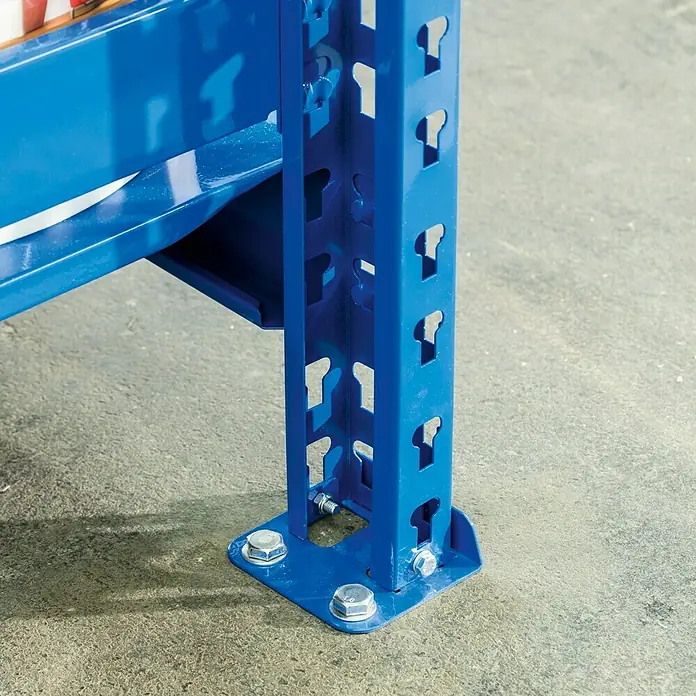 Regalux Schwerlastregal Jumbo Grundregal - H x B x T: 200 x 200 x 60 cm, Traglast pro Boden: 600 kg, Anzahl Böden: 4 Stk., Stecken, Blau - Detailansicht eines blauen Lagerregals mit stabilen Metallpfosten und Bodenbefestigung. Optimal für Lagerhaltung und Organisation.