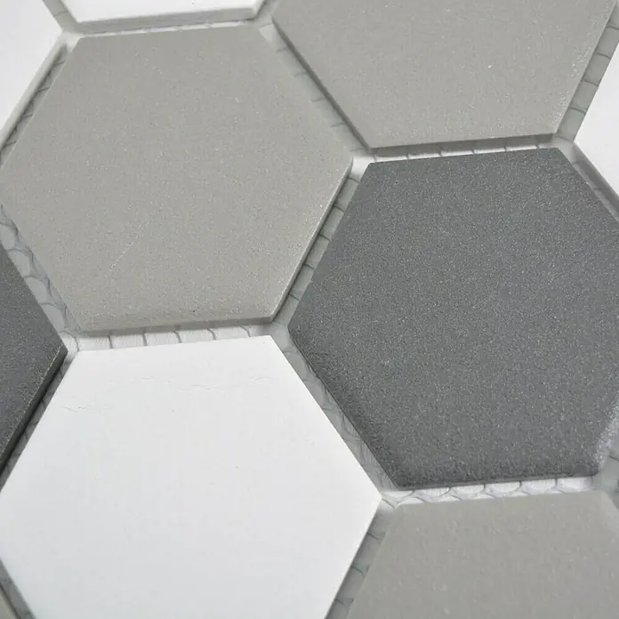 Mosaikfliese Hexagon Mix CU HX150 - 32,5 x 28,1 cm, Weiß/Schwarz/Grau, Matt - Nahaufnahme von sechseckigen Mosaikfliesen in Grau- und Weißtönen, die ein modernes und stilvolles Muster bilden. Perfekt für Akzentwände oder Bodenbeläge.