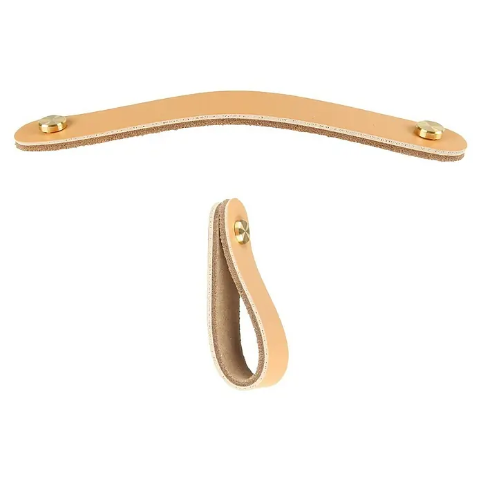 Rei Möbelgriff - Länge: 160 mm, Leder, Creme - Zwei hellbraune Ledergriffe mit Messingbefestigungen: ein gebogener Riemen und eine Schlaufe.