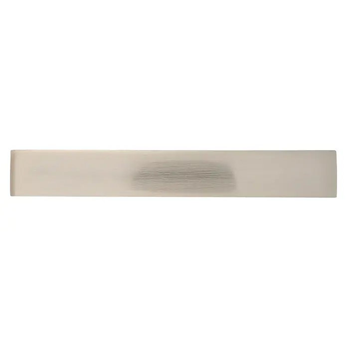 Rei Möbelgriff - Lochabstand: 128 mm, Sonstige, Nickel, L x B x H: 136 x 20 x 30 mm - Rechteckiges Muster aus gebürstetem Metall mit dunklem, texturiertem Mittelbereich.