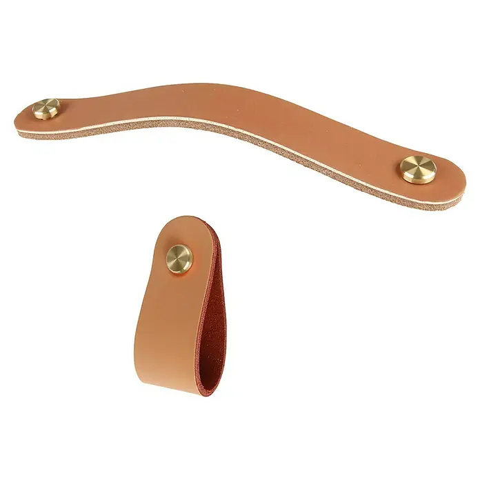 Rei Möbelgriff - Länge: 157 mm, Lochabstand: 128 mm, Leder, Braun - Zwei hellbraune Ledergriffe mit Messingbefestigungen: ein langer, gebogener Riemen, ein gefalteter Schlaufengriff.