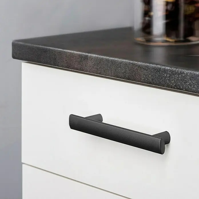 Rei Möbelgriff - Lochabstand: 96 mm, Sonstige, Schwarz, L x B x H: 129 x 15 x 24 mm - Moderner, mattschwarzer Griff an einer weißen Schublade.