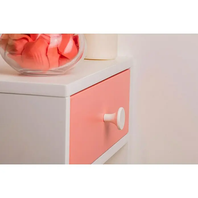 Rei Möbelknopf - Durchmesser: 33 mm, Kunststoff, Weiß - Weißer Schrank mit korallenfarbener Schublade und rundem weißem Knopf, teilweise sichtbar.