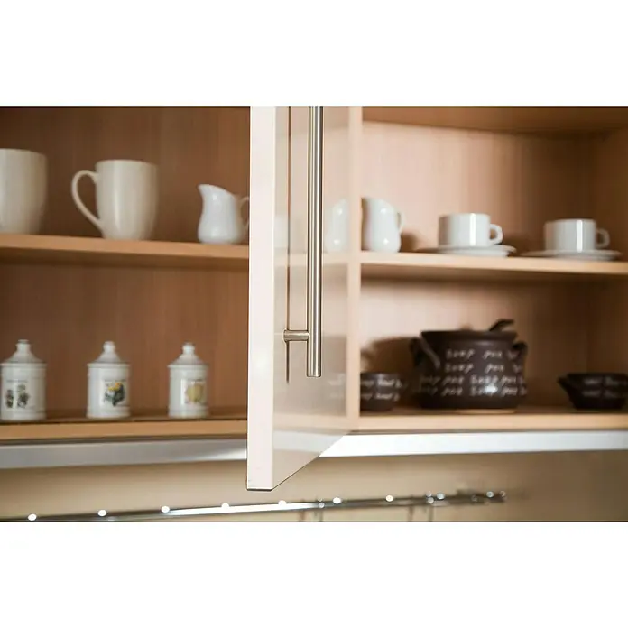 Rei Möbelgriff - Lochabstand: 96 mm, Stahl, Edelstahl, Rund, L x B x H: 136 x 12 x 32 mm - Offener Küchenschrank mit hellen Holzregalen, der weiße Tassen, Keramikdosen und braunes Geschirr zeigt. Silberner Griff an der offenen Tür.