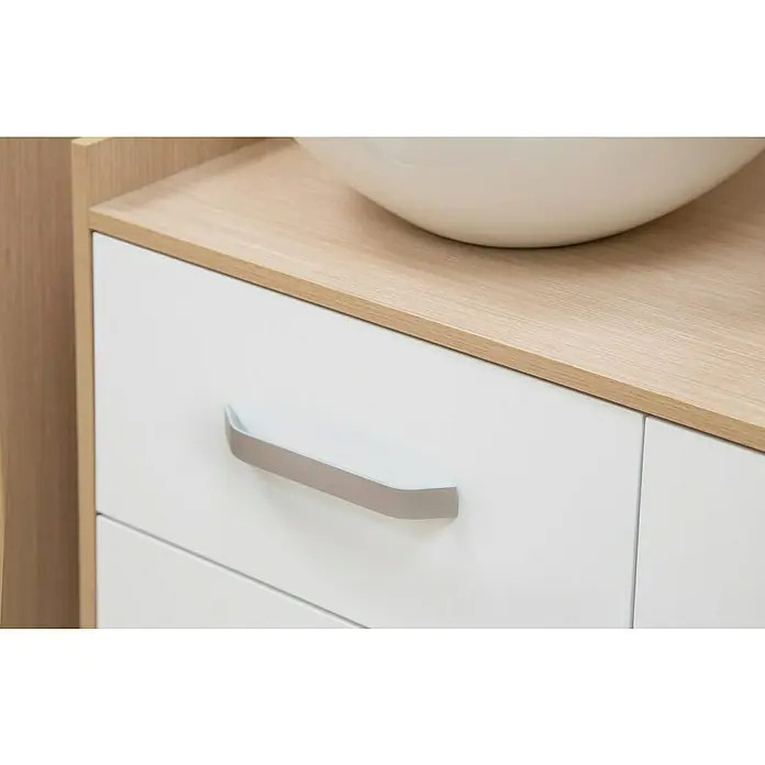 Rei Möbelgriff - Lochabstand: 160 mm, Aluminium, Aluminium, Gebogen - Weißer Schrank mit heller Holzplatte, silbernem Griff und weißem Waschbecken.