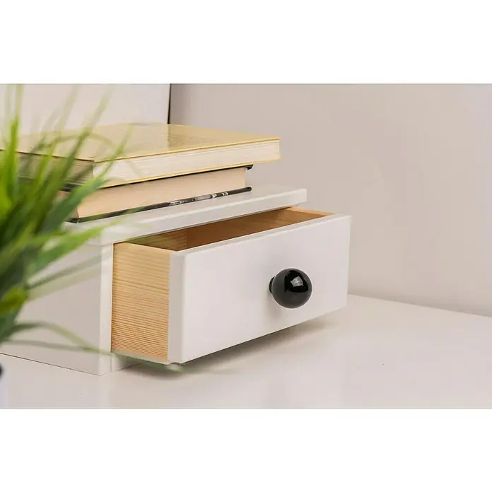Rei Möbelknopf - Durchmesser: 28 mm, Holz, Schwarz - Weißer Holz-Schreibtisch-Organizer mit Büchern und einer offenen Schublade mit Naturholz und schwarzem Knauf.