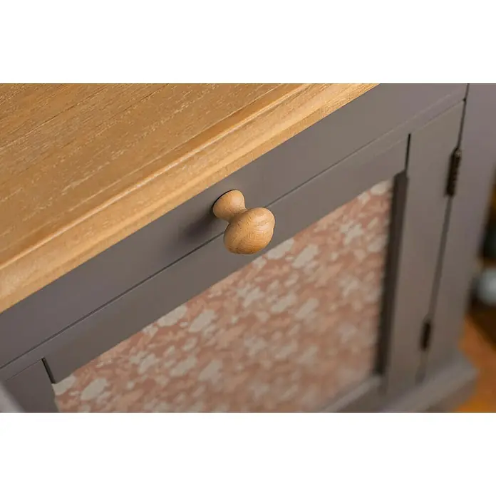 Rei Möbelknopf - Durchmesser: 29 mm, Holz, Buche - Schrank mit Holzplatte, grauem Sockel, hellem Holzknauf und gemusterter Tür.