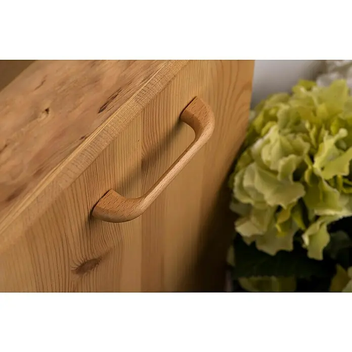 Rei Möbelgriff - Lochabstand: 96 mm, Holz, Eiche - Gebogener Holzschubladengriff an einem hellen Holzschrank, mit Holzmaserung.