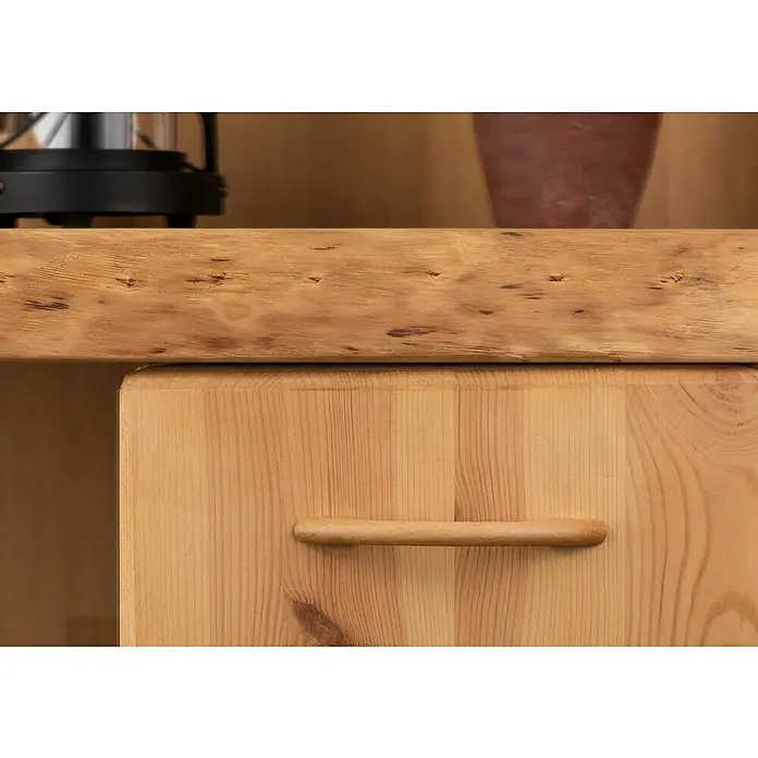 Rei Möbelgriff - Lochabstand: 96 mm, Holz, Buche - Detail heller Holzmöbel: Eine Schubladenfront mit rundem Griff unter einem dicken, strukturierten Holzbalken.