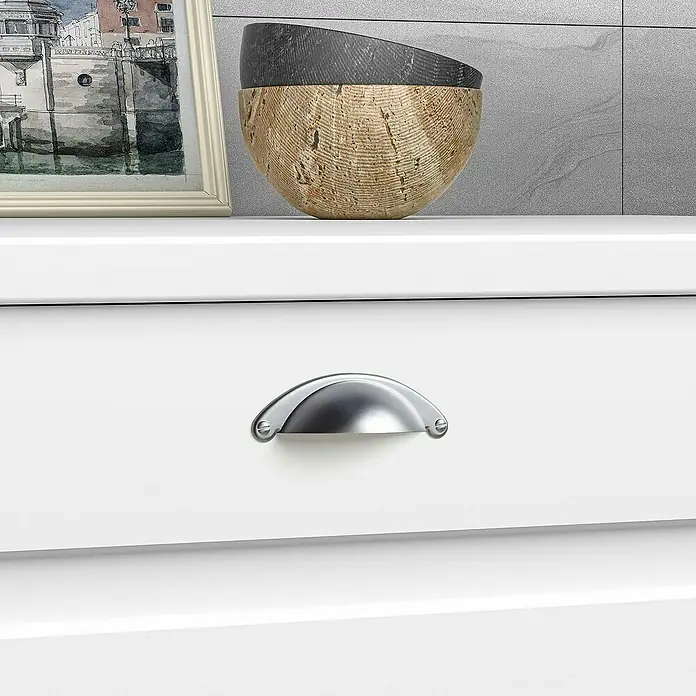 Rei Möbelgriff - Lochabstand: 64 mm, Sonstige, Chrom - Eleganter silberner Schalengriff an einer sauberen weißen Schublade montiert.