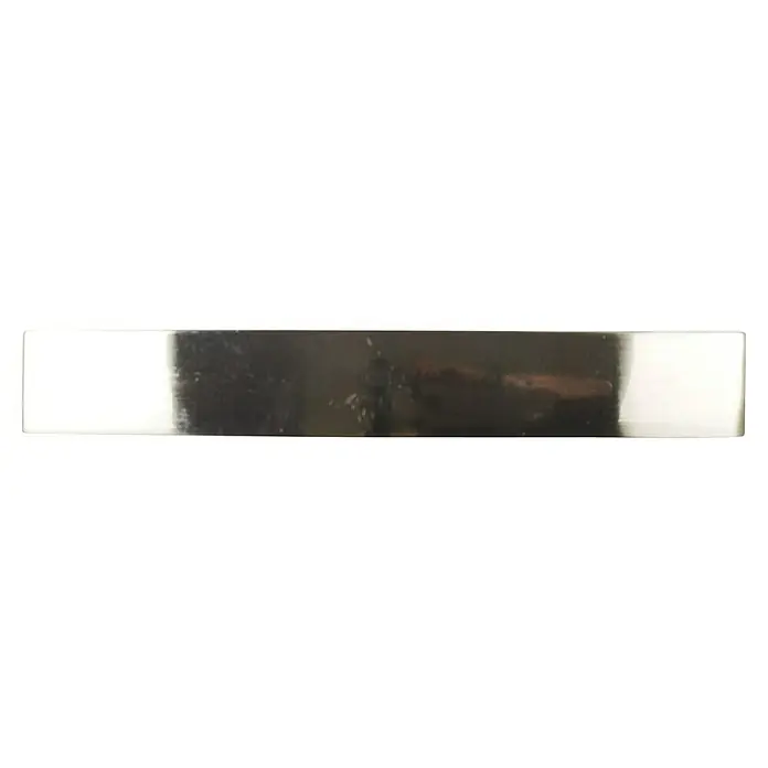 Rei Möbelgriff - Lochabstand: 128 mm, Aluminium, Nickel, Trend - Dunkle, rechteckige, reflektierende Platte mit Handspiegelungen, weiß umrandet.