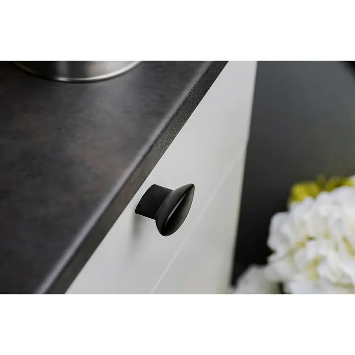 Rei Möbelknopf - Durchmesser: 19 mm, Schwarz, L x H: 40 x 24 mm - Schwarzer, ovaler Möbelknauf an einer weißen Schublade.
