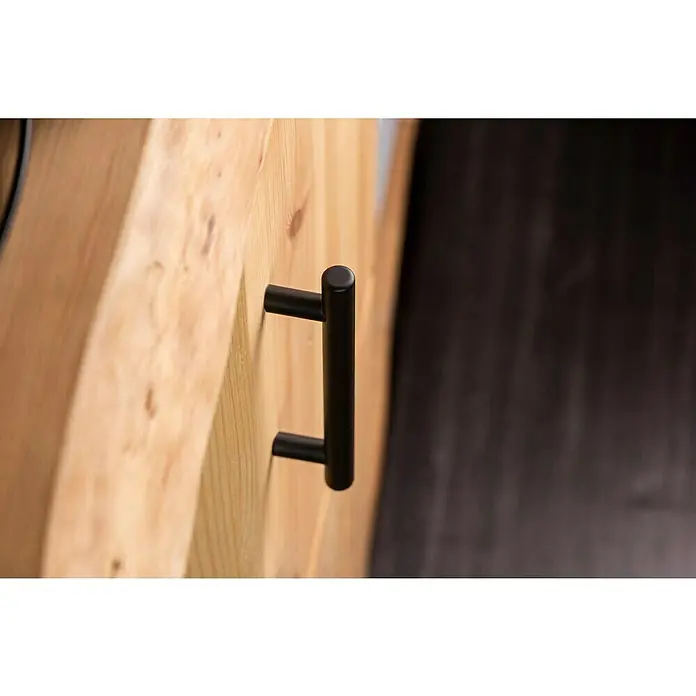 Rei Möbelgriff - Lochabstand: 96 mm, Stahl, Schwarz, Rund, L x B x H: 136 x 12 x 32 mm - Mattschwarzer Griff an einer hellen Holztür oder Schublade befestigt.