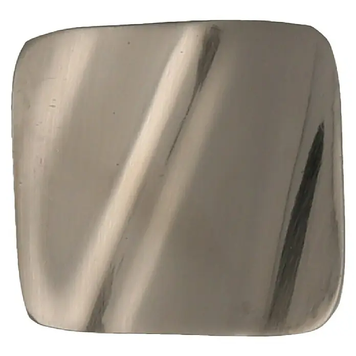 Rei Möbelknopf - Durchmesser: 32 mm, Nickel - Rechteckiges, abgerundetes silberfarbenes Metallteil mit gebürsteter Oberfläche und diagonalen Linien.
