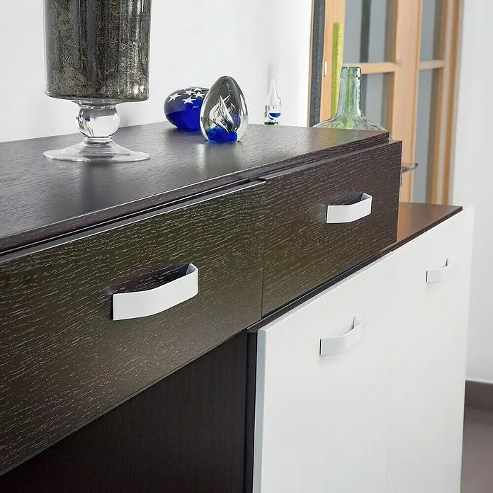 Rei Möbelgriff - Lochabstand: 38 mm, Aluminium, Weiß, Gebogen - Moderne zweifarbige Kommode mit dunkelbraunen, texturierten oberen Schubladen und glatten weißen unteren Schubladen mit weißen Griffen.
