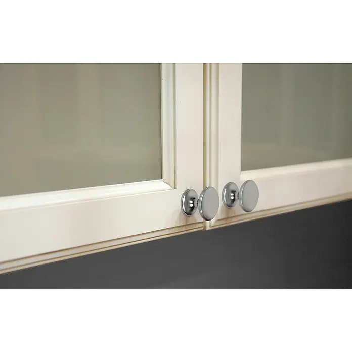 Rei Möbelknopf - Typ Möbelgriff: Knopf, Ø x H: 33 x 27 mm, Weiß - Zwei cremefarbene Küchenschranktüren mit Milchglasscheiben und vier glänzenden Chrom-Rundgriffen.