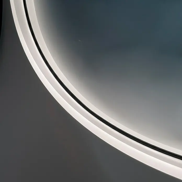 Espejo con luz Rainbow - Diámetro: 80 cm, RGB - Tira de luz LED blanca curva integrada en una superficie gris oscuro.