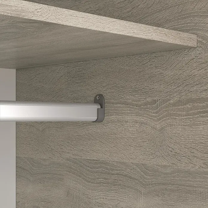 Meka Block Armario de puertas correderas K-511 - L x An x Al: 50 x 100 x 200 cm, Blanco Liso/Roble Cortez - Primer plano del interior de un armario de madera con estante gris texturizado y barra metálica plateada.