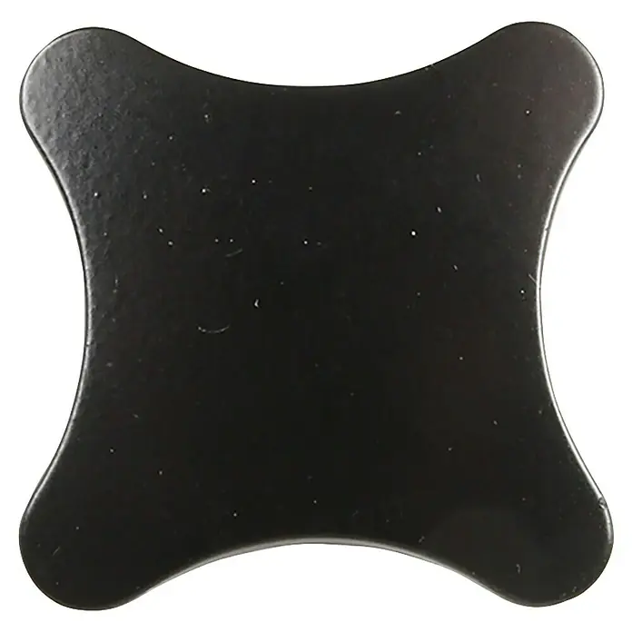 Rei Möbelknopf - Durchmesser: 43 mm, Aluminium, Schwarz - Schwarzes, vierzackiges Gua-Sha-Massagewerkzeug mit abgerundeten Kanten.