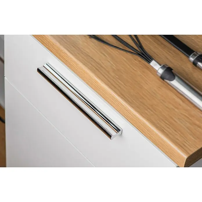 Rei Möbelgriff - Lochabstand: 160 mm, Aluminium, Chrom, L x B x H: 190 x 9 x 17 mm - Weiße Küchenschublade mit Chromgriff, Holzplatte und Küchenutensilien aus Metall.