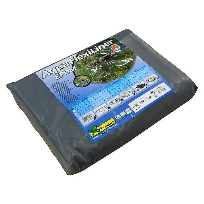 Ubbink Kautschuk-Teichfolie AquaFlexiLiner - Stärke: 0,6 mm, L x B: 5 x 3,37 m - Ein rechteckiges Paket Aqua FlexiLiner EPDM Teichfolie, ideal zum Auskleiden von Gartenteichen, mit Etikett auf der Oberseite.
