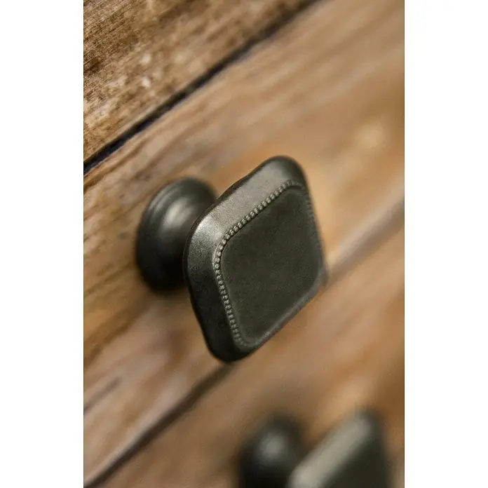 Rei Möbelknopf - Durchmesser: 30 mm, Zinn, L x H: 30 x 22 mm - Dunkler, quadratischer Metallschrankknopf mit Punktbordüre an einer rustikalen Holzschublade.