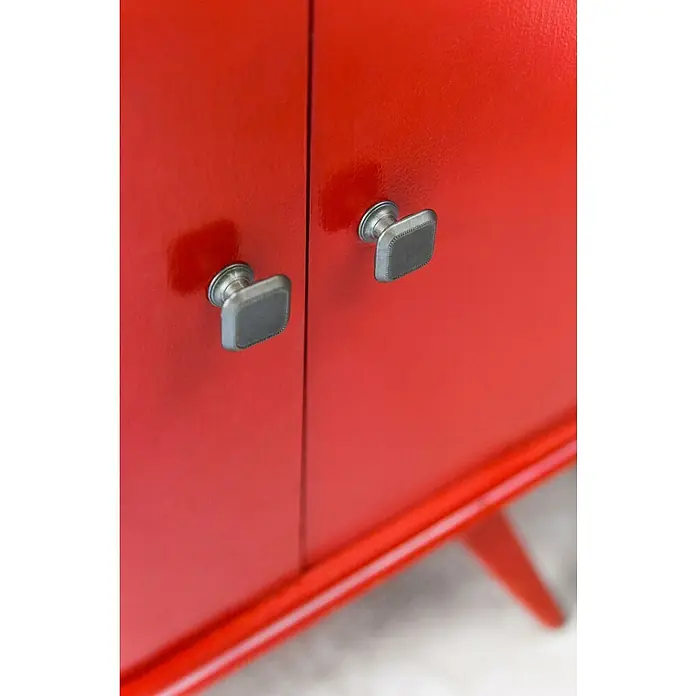 Rei Möbelknopf - Durchmesser: 30 mm, Zinn, L x H: 30 x 22 mm - Glänzender roter Schrank mit zwei silbernen quadratischen Griffen an den Doppeltüren.