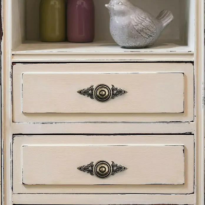 Rei Möbelgriff - L x B x H: 85 x 30 x 26 mm, Antikes Messing - Shabby Chic cremefarbene Kommode mit zwei Schubladen, jeweils mit antikem Messinggriff.