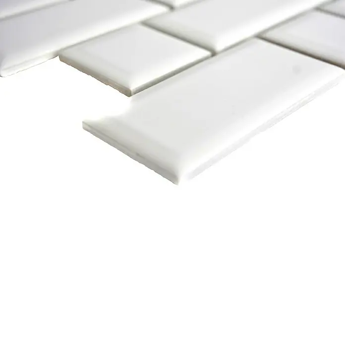 Mosaikfliese Metro Uni CG M08WM - 29,4 x 29,1 cm, Weiß, Glänzend - Detailaufnahme von glänzenden, weißen Wandfliesen im rechteckigen Format, ideal für Küchen- oder Badgestaltung.