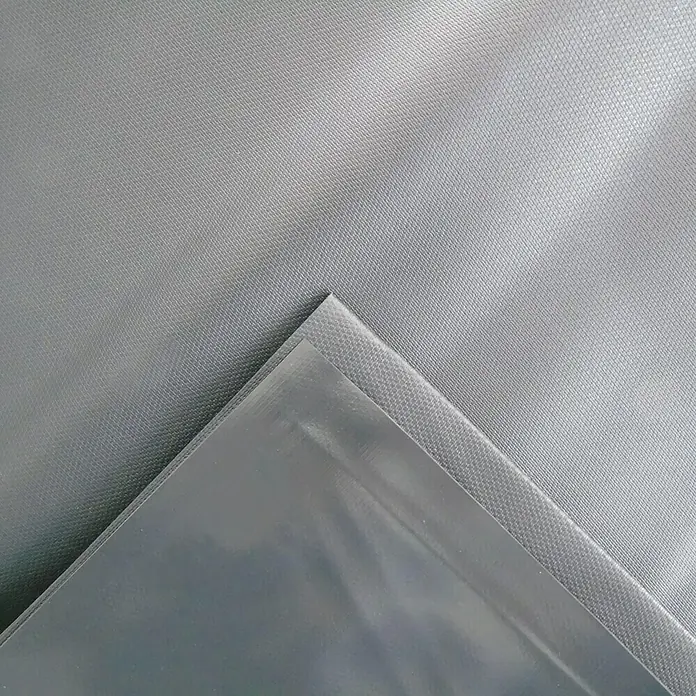 Ubbink PVC-Teichfolie AquaLiner - Stärke: 0,5 mm, L x B: 4 x 4 m - Nahaufnahme eines grauen, strukturierten Vinylbodens mit einer glänzenden, transparenten Schutzschicht an der Ecke.