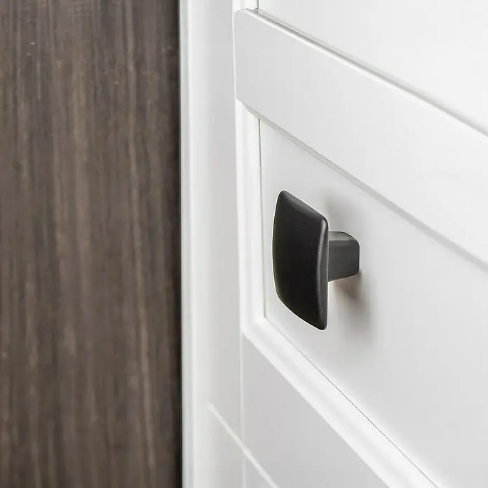 Rei Möbelknopf - Durchmesser: 37 mm, Sonstige, Schwarz - Schwarzer, matter Möbelknopf auf einem weißen Schrank mit Paneelen.